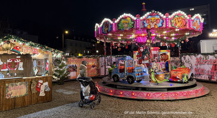 Eventhütte und Kinderkarussell (©Foto: Martin Schmitz) 